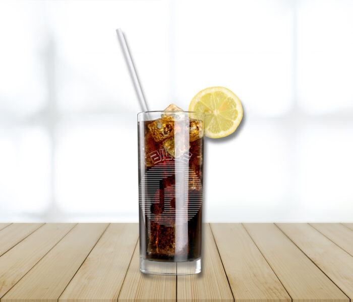 Personalisiertes Trinkglas mit Noten angerichtet mit Cola