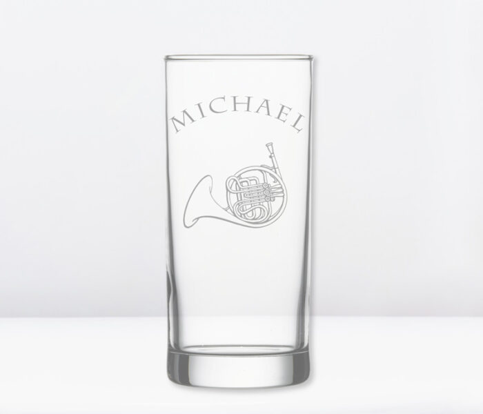 Graviertes Glas mit Horn und Namen Michael.