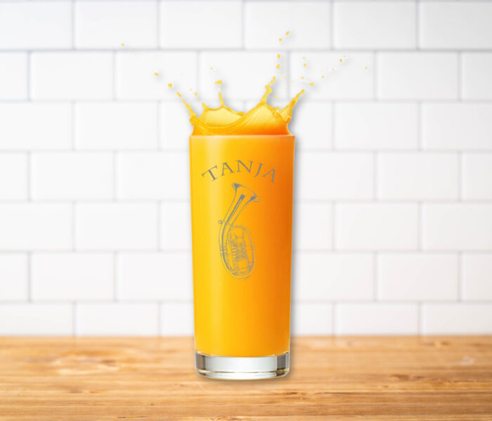 Glas mit Gravur Tenorhorn und Namen mit Orangensaft