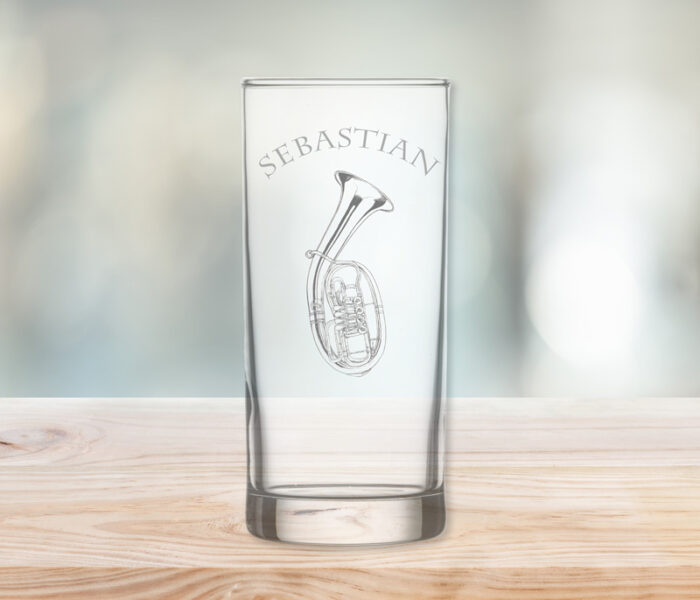 Glas mit Gravur Tenorhorn und Namen auf Tresen