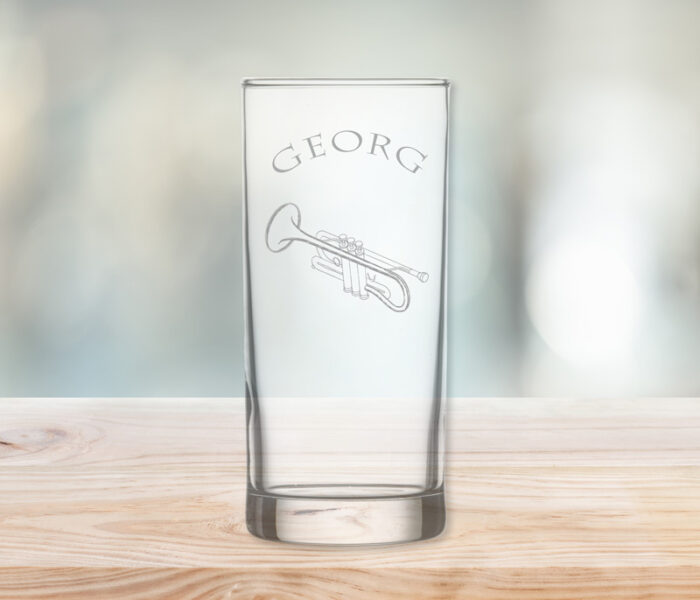 Glas mit Gravur Trompete und Namen auf Tresen.