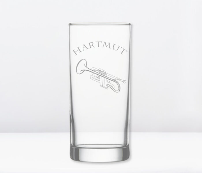 Glas mit Gravur Trompete und Namen Hartmut.