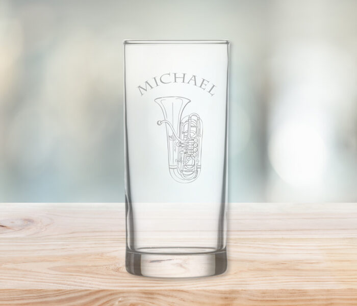 Geschenk für Musiker: Glas mit Gravur Tuba und Namen ohne Getränk auf Tisch.