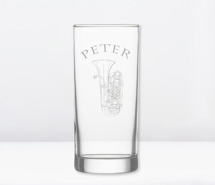 Geschenk für Musiker: Glas mit Gravur Tuba und Namen auf weißem Tisch ohne Getränk.