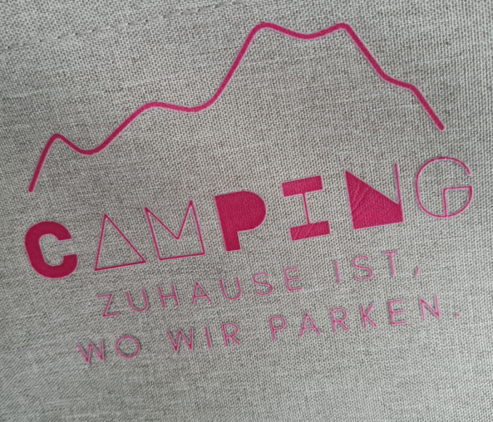 Camping Kulturbeutel mit pink Aufdruck - Detailaufnahme